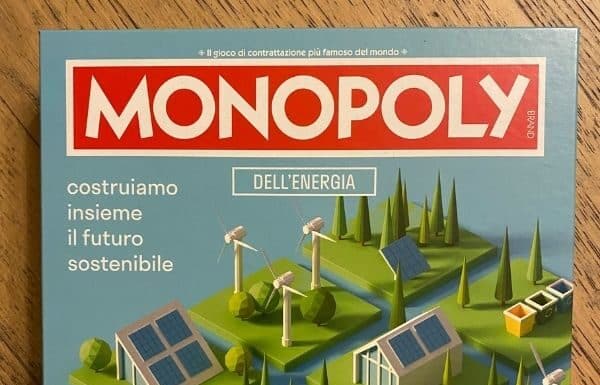 Transizione energetica sostenibile con il nuovo Monopoly dell’Energia Il Monopoly dell’Energia di Enercom porta la transizione energetica sostenibile nelle comunità attraverso un gioco educativo.
