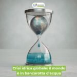 Crisi idrica globale: il mondo in bancarotta d’acqua Crisi idrica globale: l'immagine rappresenta un globo in una clessidra che spreme l'ultima goccia d'acqua.