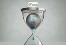 Crisi idrica globale: il mondo in bancarotta d’acqua Crisi idrica globale: l'immagine rappresenta un globo in una clessidra che spreme l'ultima goccia d'acqua.